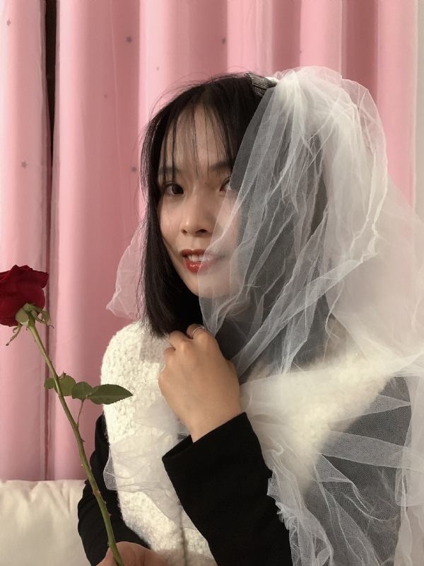 持紫菜包饭的女孩的第一张照片--仙游交友网